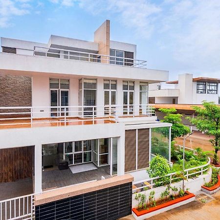 Sierra Skies By Stayvista - A Mountain-View Villa Featuring A Rooftop Swimming Pool, Jacuzzi, Turf, And A Gym For An Elevated Stay Лонавала Экстерьер фото